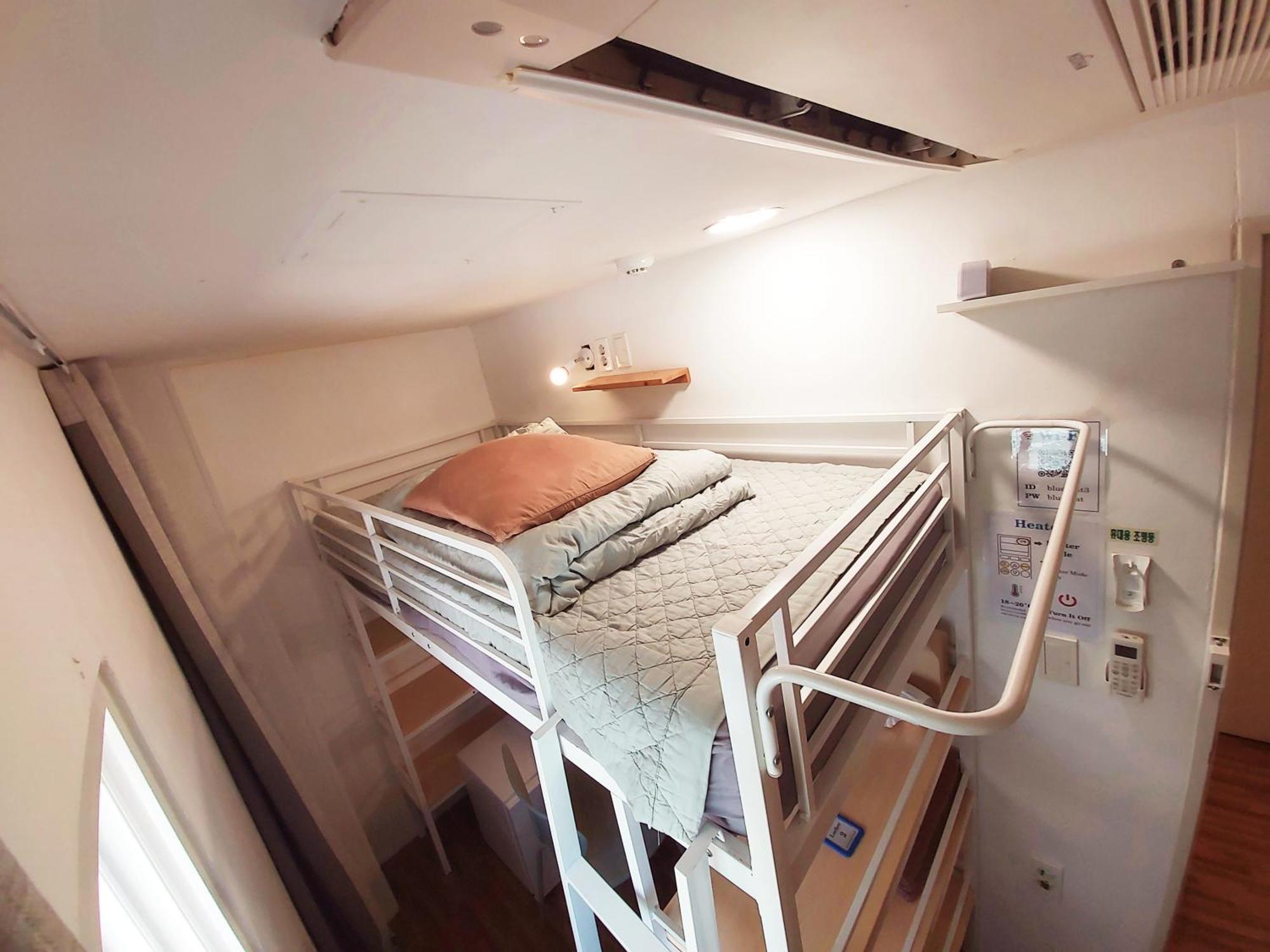 Blue Boat Hostel Myeongdong Seoul Exterior photo